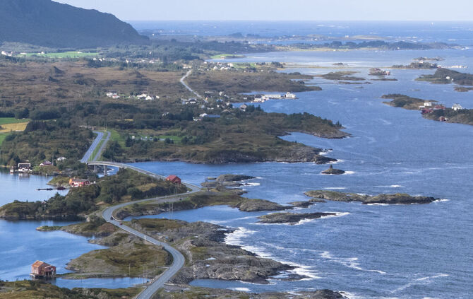 Die Atlantikstraße in Norwegen schlängelt sich über Brücken und Inseln durch die Küstenlandschaft.