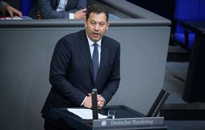 Weniger Zeit mit Bürokratie, dafür mehr für das Baby - das verspricht Finanzminister Klingbeil.