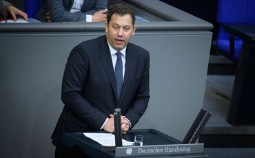 Weniger Zeit mit Bürokratie, dafür mehr für das Baby - das verspricht Finanzminister Klingbeil.