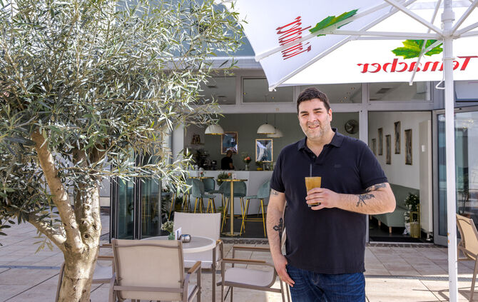 Georgios Kartaganis hat die Café-Bar am Adlerplatz komplett neu eingerichtet.