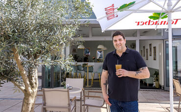 Georgios Kartaganis hat die Café-Bar am Adlerplatz komplett neu eingerichtet.