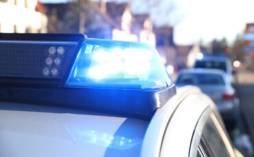 Die Polizei war am Freitag (22.05.) bei einem Busunfall in Remshalden im Einsatz (Symbolfoto).