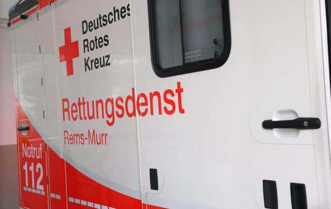 Die verletzte Frau wurde ins Krankenhaus gebracht. (Symbolbild)