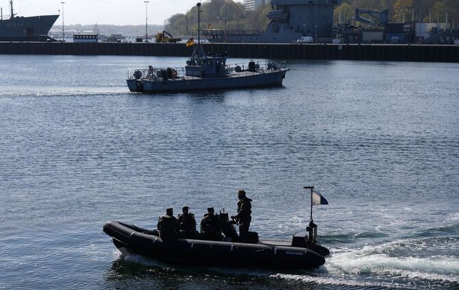 Minentaucher der Bundeswehr in einem Schlachboot.
