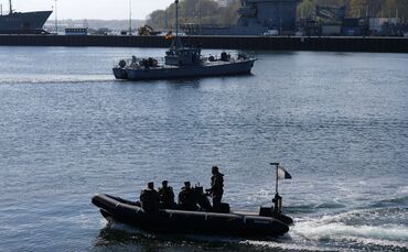 Minentaucher der Bundeswehr in einem Schlachboot.