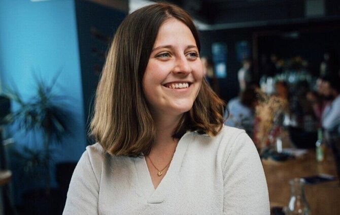Sara Schmalzried, Vorsitzende des Vereins "JugendgoesZukunft" und Stadträtin in Fellbach, setzt sich mit Power für mehr Jugendbe