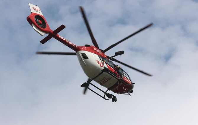 Obwohl der Notarzt mit dem Rettungshubschrauber kam, starb der 58-Jährige noch am Unfallort. (Symbolbild)