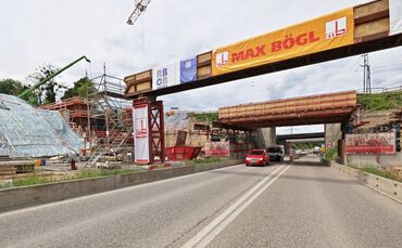 Im Zuge des vierspurigen Ausbaus der B14 bis Backnang-West entstehen neue Brücken für den Bahnverkehr.