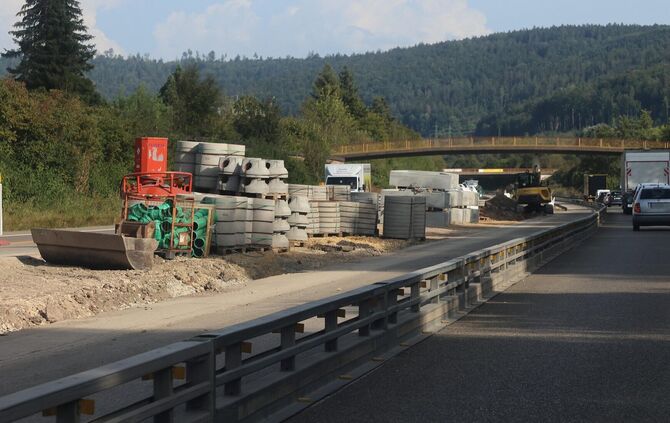 Geschafft! Die B29-Sanierung - das Foto stammt aus dem September 2024 - geht mit Markierungsarbeiten zu Ende.
