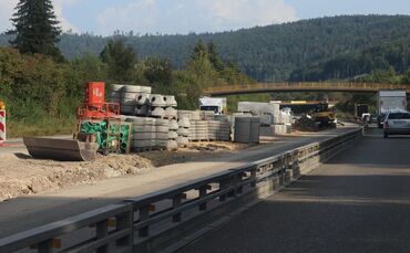 Geschafft! Die B29-Sanierung - das Foto stammt aus dem September 2024 - geht mit Markierungsarbeiten zu Ende.
