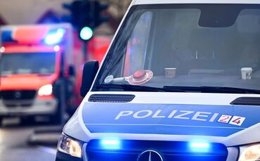 Polizei und Krankenwagen