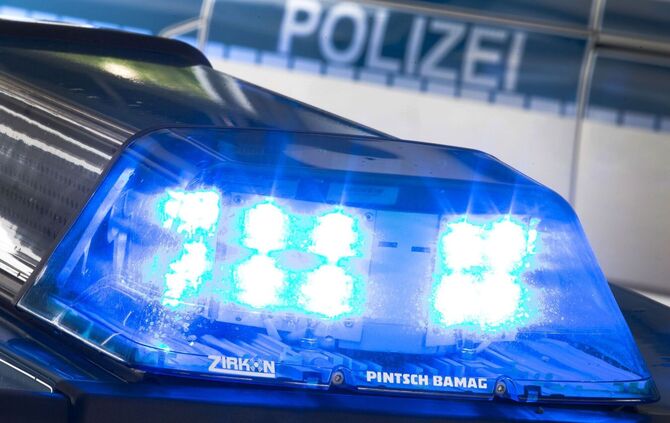Ein Blaulicht leuchtet auf dem Dach eines Polizeiwagens