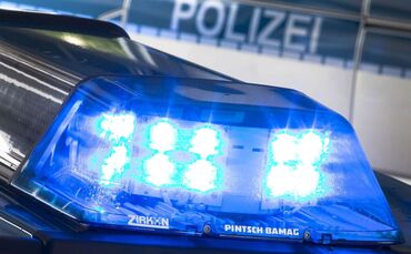 Ein Blaulicht leuchtet auf dem Dach eines Polizeiwagens