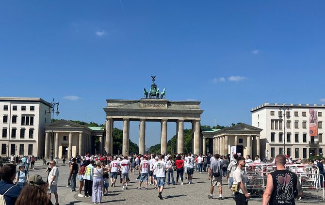 Auch am Brandenburger Tor sind am Vormittag schon einige VfB-Fans unterwegs.