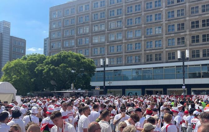 Viele Fans im VfB-Trikot haben sich versammelt und fiebern dem Pokalfinale entgegen.
