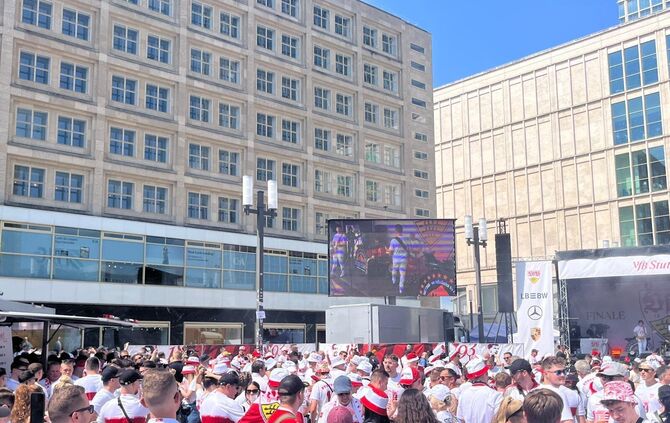 Das Fanfest auf dem Alexanderplatz ist von 9 bis 15 Uhr geöffnet.