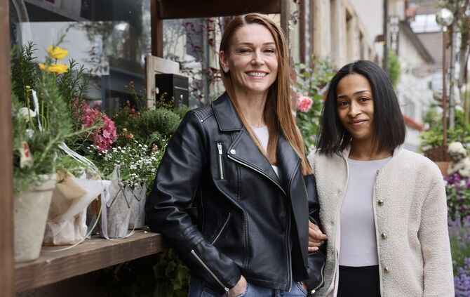 Mutter Andjela Cox (51, links) und ihre Tochter Tida Cox (26) sind bei „First Dates Hotel“ auf Vox zu sehen. Unser Bild ist im M