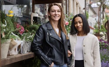 Mutter Andjela Cox (51, links) und ihre Tochter Tida Cox (26) sind bei „First Dates Hotel“ auf Vox zu sehen. Unser Bild ist im M