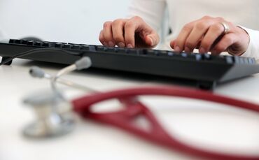 Ein Arzt am PC (Symbolfoto).