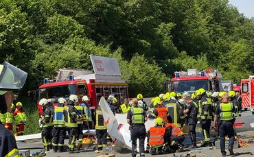 Rettungsdienste und Polizei arbeiten an der Unfallstelle, nachdem ein Segelflugzeug auf die A45 gestürzt ist.