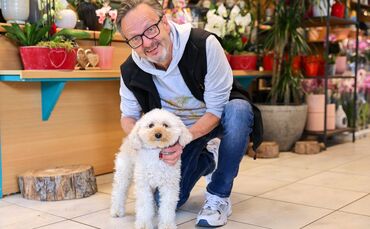 Blumenladen-Hüterin Nala mit Inhaber Martin Weiss.