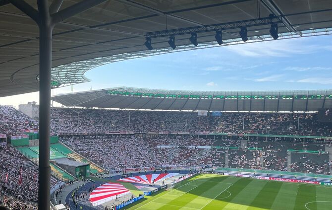 Langsam füllt sich da Olympiastadion in Berlin.