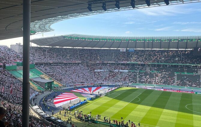 Langsam füllt sich das Olympiastadion in Berlin.