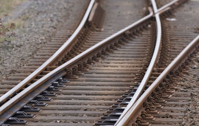 Im Fernverkehr werden wegen des Brandes Züge umgeleitet. (Symbolbild)