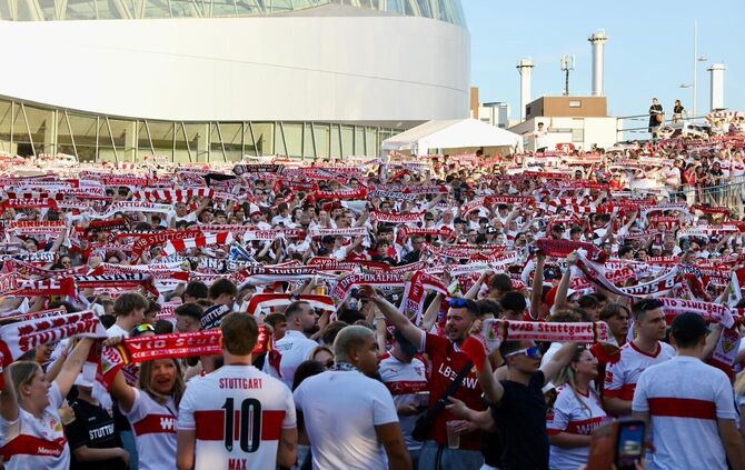 Vor dem Mercedes-Benz-Museum warten die VfB-Fans gespannt auf das Pokalfinale.