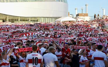 Vor dem Mercedes-Benz-Museum warten die VfB-Fans gespannt auf das Pokalfinale.