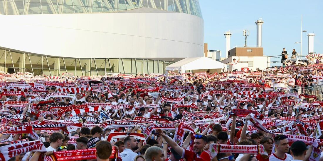 Vor dem Mercedes-Benz-Museum warten die VfB-Fans gespannt auf das Pokalfinale.