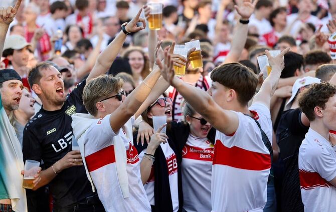 Kurz vor Anpfiff: Fans stimmen sich auf das Pokalfinale ein.