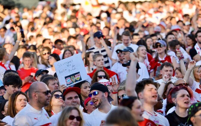 "Stuttgart wir holen den Pokal" steht auf einem mitgebrachten Plakat eines VfB-Fans.