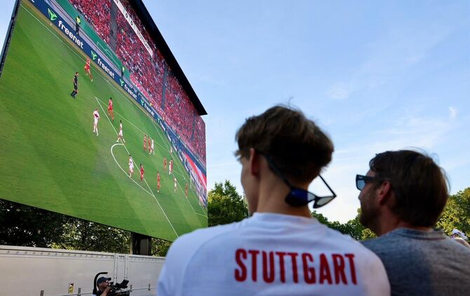 Die Fans schauen gespannt auf die Leinwand.