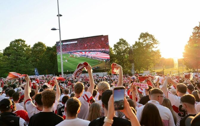 Etwa 18.000 Fans schauen das Spiel vor dem Mercedes-Benz Museum.
