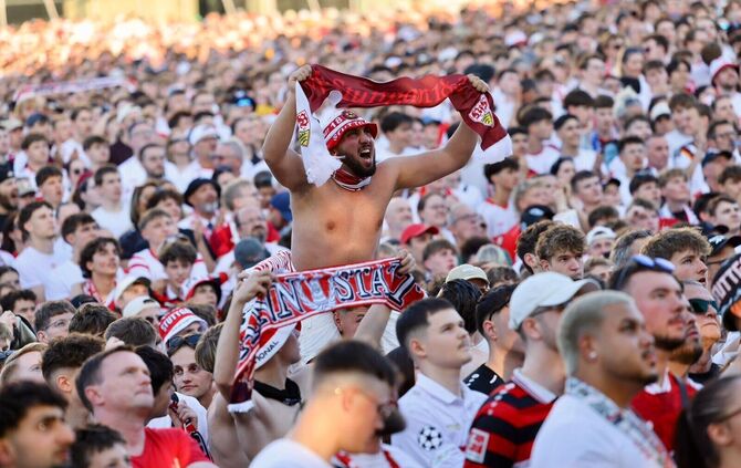Die Fans jubeln und hoffen auf einen Sieg für den VfB.