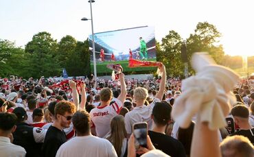 VfB-Fans beim Public Viewing vor dem Mercedes-Benz Museum in Stuttgart.