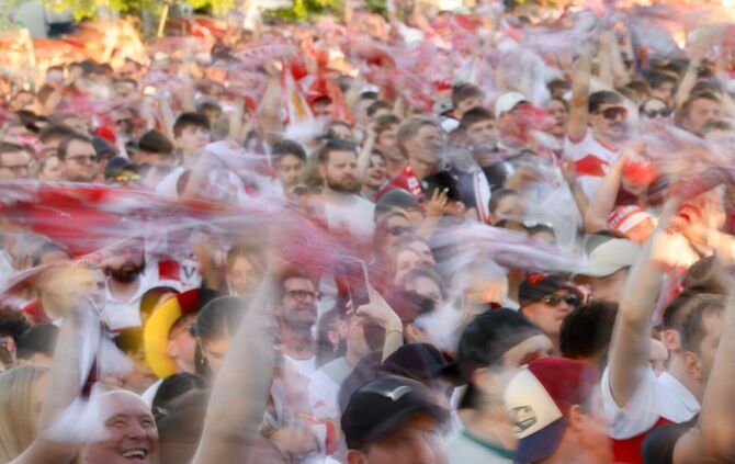 Mit schwenkenden Schals feiern die Fans ihre Mannschaft.