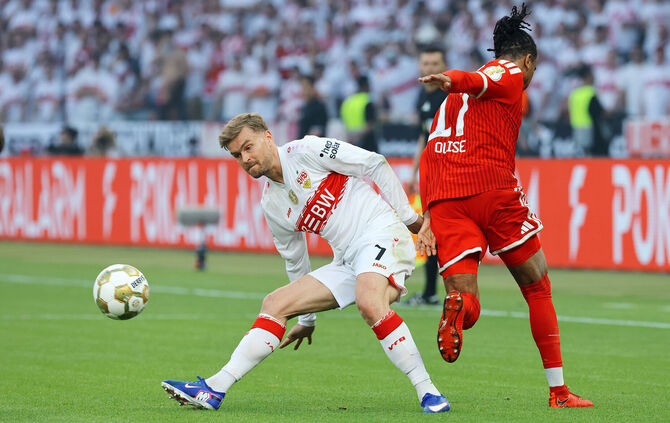 Maximilian Mittelstädt im Duell mit Michael Olise.