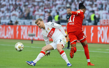 Maximilian Mittelstädt im Duell mit Michael Olise.