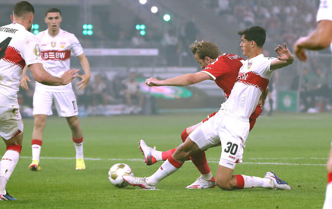 Chema Andrés beackert Harry Kane, kann dessen 2:0 aber nicht verhindern.