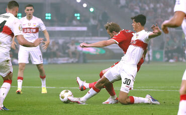 Chema Andrés beackert Harry Kane, kann dessen 2:0 aber nicht verhindern.