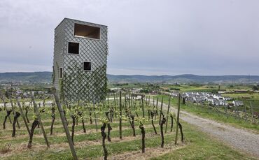 Der Ausichtplatz am Fern-Seh-Turm, der seit der Remstalgartenschau 2019 in den Kleinheppacher Weinbergen thront, soll ein paar M