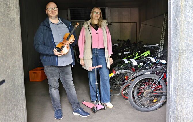 Mitarbeiter der Stadt Waiblingen zeigen die "Schätze" im Fundsachen-Lager, die nun versteigert werden.