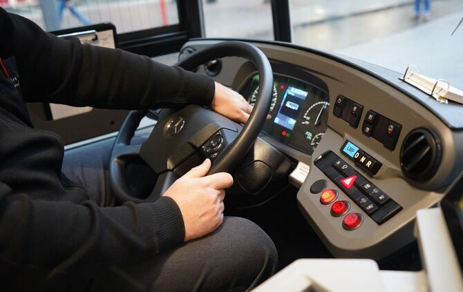 Der Busfahrer übersieht beim Einparken seinen Lotsen. (Symbolbild)