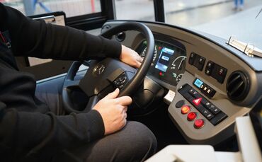 Der Busfahrer übersieht beim Einparken seinen Lotsen. (Symbolbild)