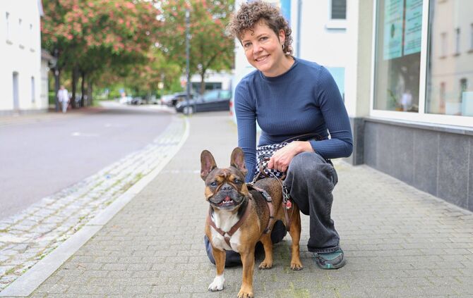 Andrea Lorenz mit ihrer Hündin Wilma.