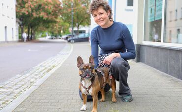 Andrea Lorenz mit ihrer Hündin Wilma.