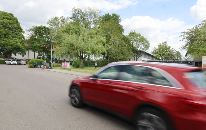 Morgens und mittags treffen hier an der Kreuzung Farbgasse/Obere Schloßstraße Schulkinder, Elterntaxis, Schulbusse und Pendler a