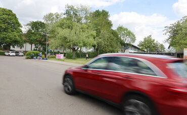 Morgens und mittags treffen hier an der Kreuzung Farbgasse/Obere Schloßstraße Schulkinder, Elterntaxis, Schulbusse und Pendler a